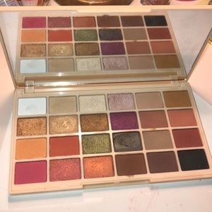 • Makeup Revolution Sophx Palette •